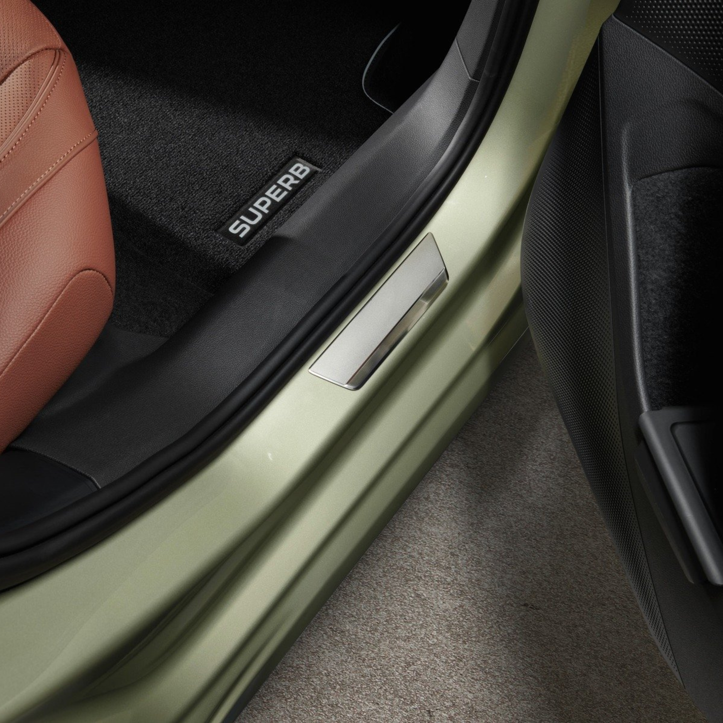 [Pre-Order] Skoda Superb Combi Rear Scuff Plate